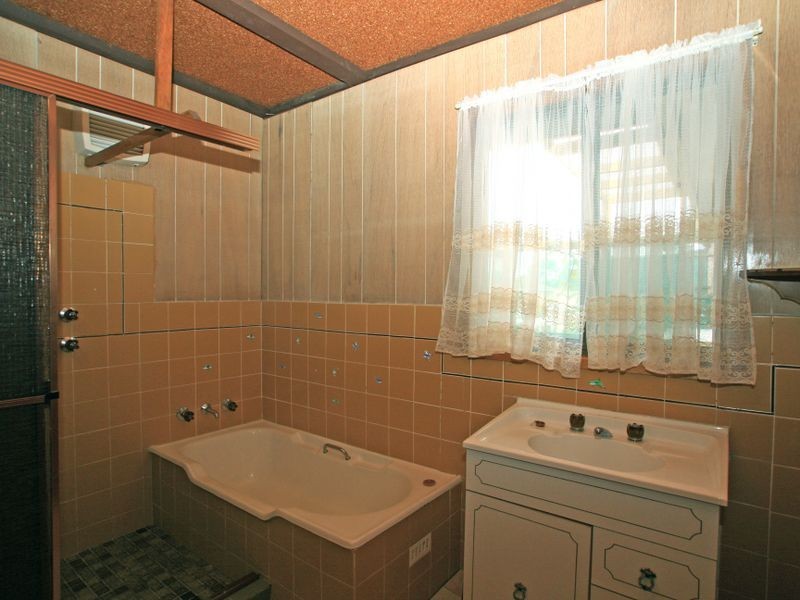 27 Edgewater Avenue, Sussex Inlet NSW 2540