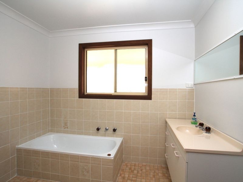 11 Suncrest Avenue, Sussex Inlet NSW 2540