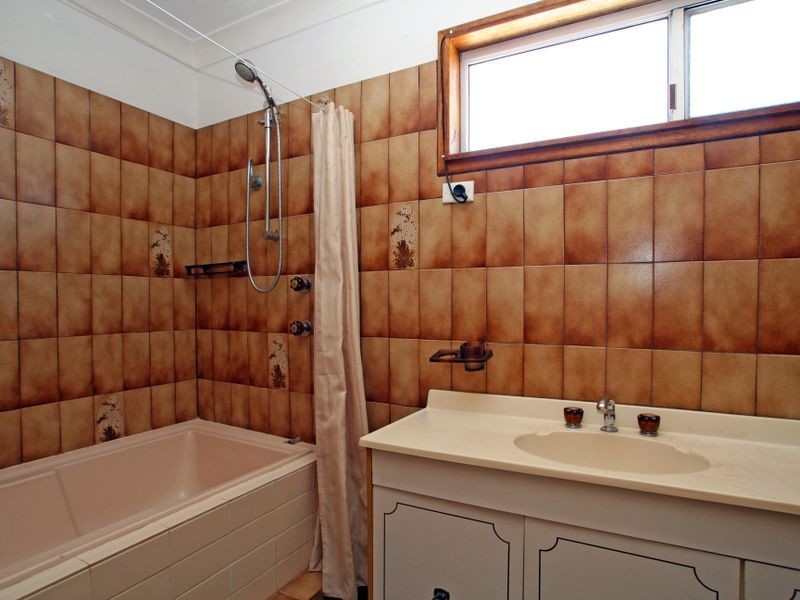 11 Ocean View Road, Sussex Inlet NSW 2540