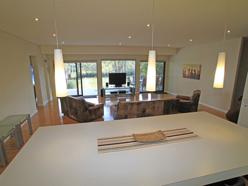 10 Bottle Brush Ave, Basin View NSW 2540