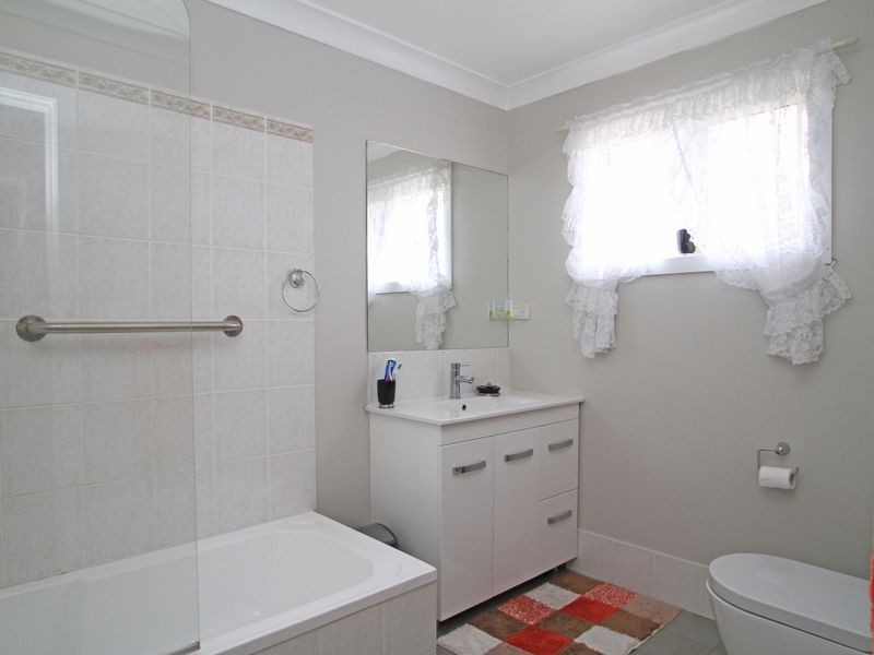 7 Lakeshore Parade, Sussex Inlet NSW 2540