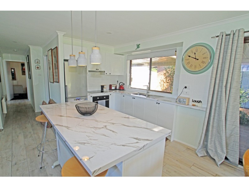16 Paradise Crescent, Sussex Inlet NSW 2540