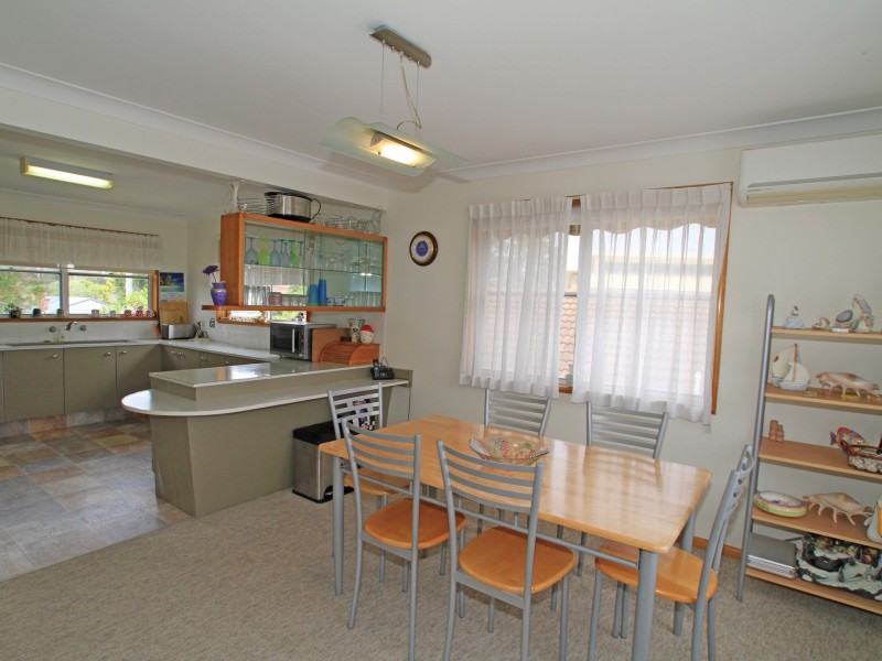 8 Paradise Crescent, Sussex Inlet NSW 2540