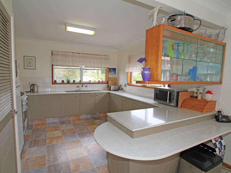 8 Paradise Crescent, Sussex Inlet NSW 2540