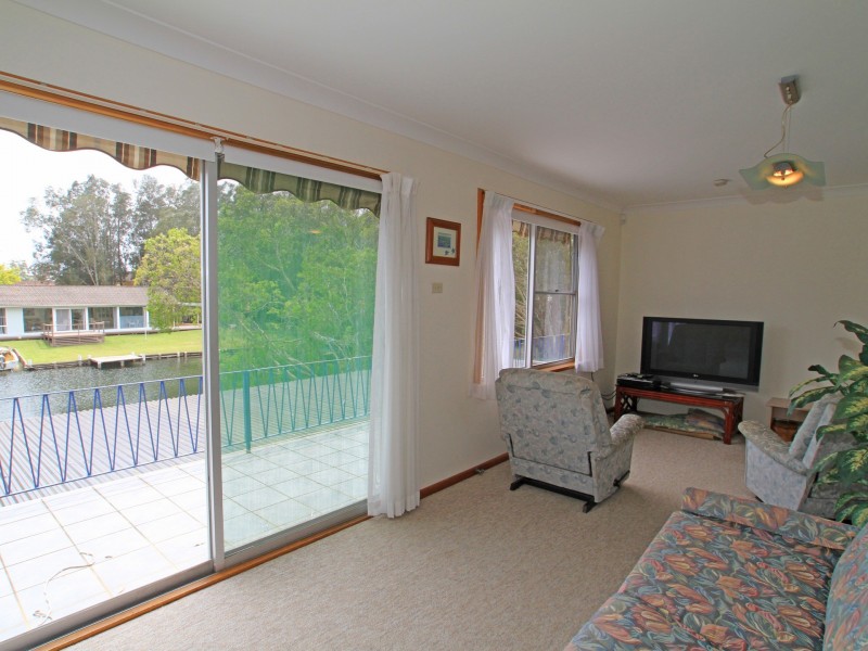 8 Paradise Crescent, Sussex Inlet NSW 2540