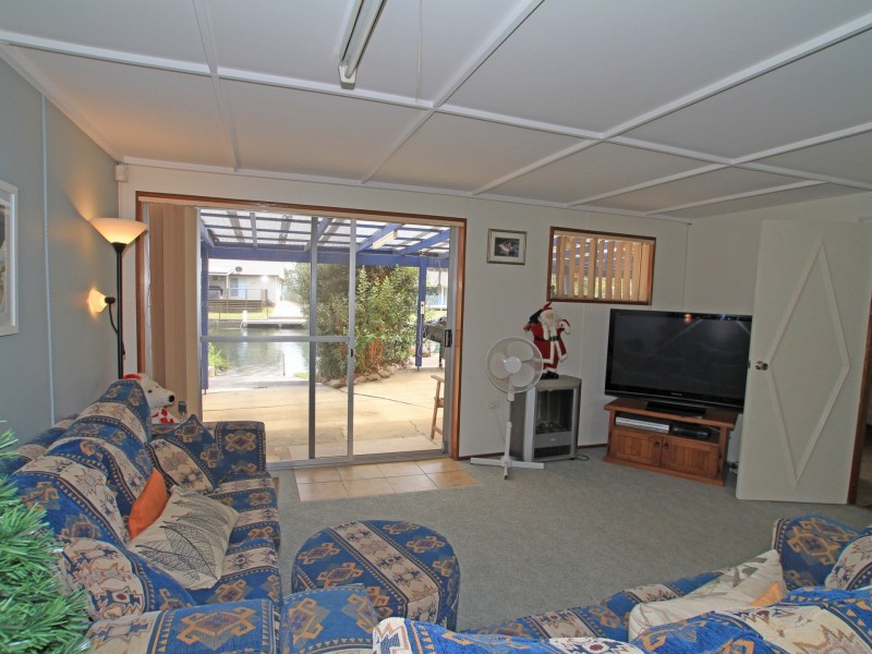 8 Paradise Crescent, Sussex Inlet NSW 2540