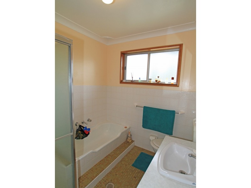 8 Paradise Crescent, Sussex Inlet NSW 2540