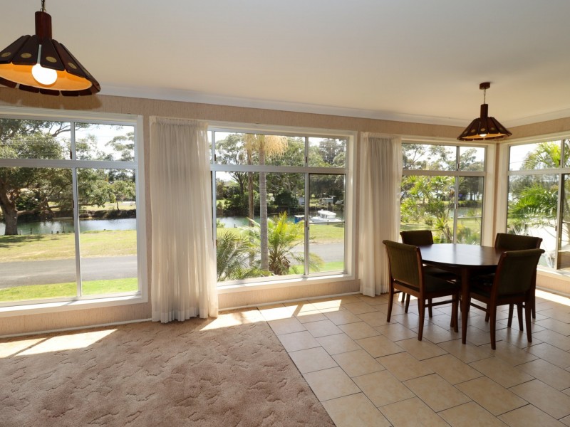 10 Alamein Road, Sussex Inlet NSW 2540