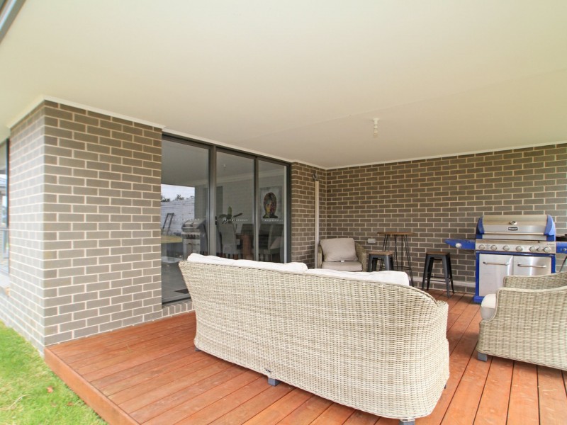 6 Hastings Parade, Sussex Inlet NSW 2540