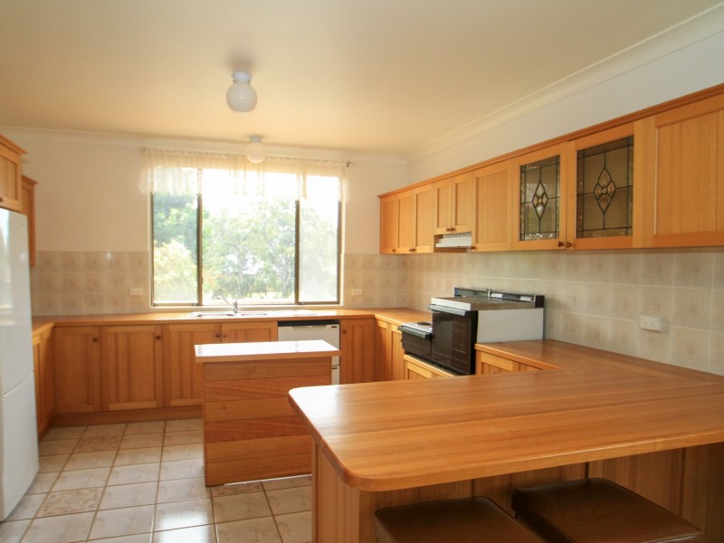 11 Paradise Crescent, Sussex Inlet NSW 2540
