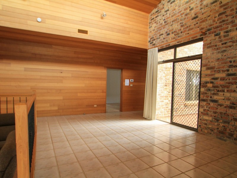 11 Paradise Crescent, Sussex Inlet NSW 2540