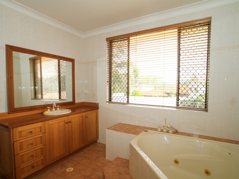 11 Paradise Crescent, Sussex Inlet NSW 2540