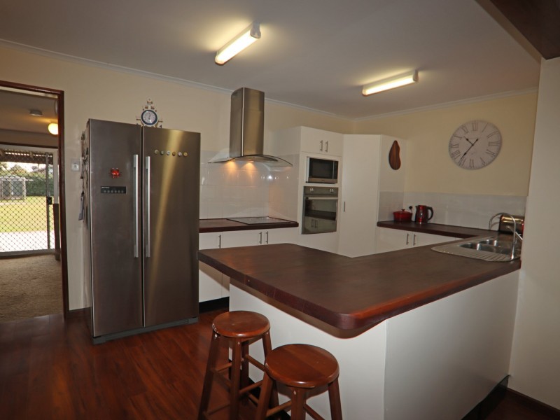 33 Ellmoos Avenue, Sussex Inlet NSW 2540