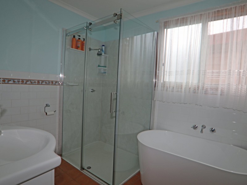 33 Ellmoos Avenue, Sussex Inlet NSW 2540