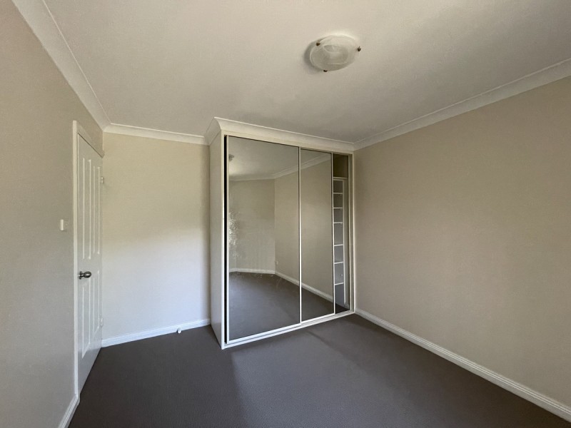 8/27 Ballandella Road, Toongabbie NSW 2146