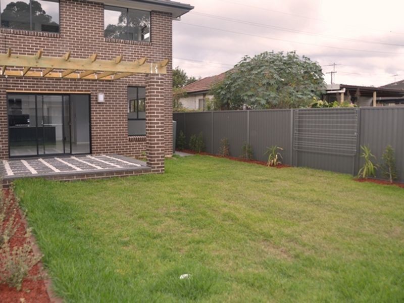 2/18 Reynolds Street, Toongabbie NSW 2146