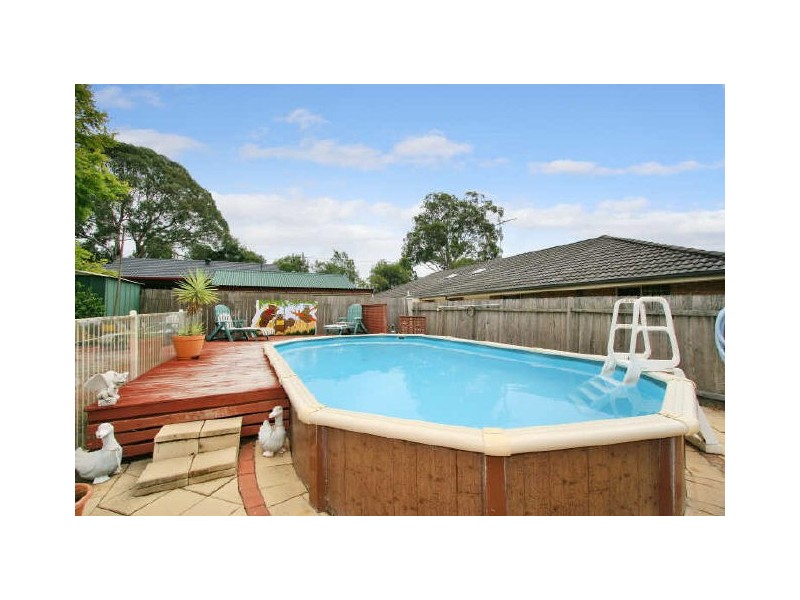 8 Woodlawn Drive, Toongabbie NSW 2146