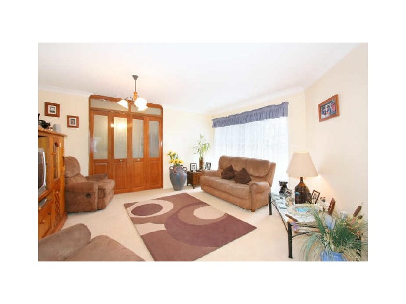 8 Woodlawn Drive, Toongabbie NSW 2146