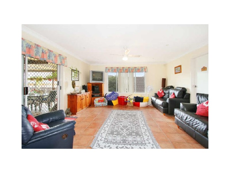 8 Woodlawn Drive, Toongabbie NSW 2146