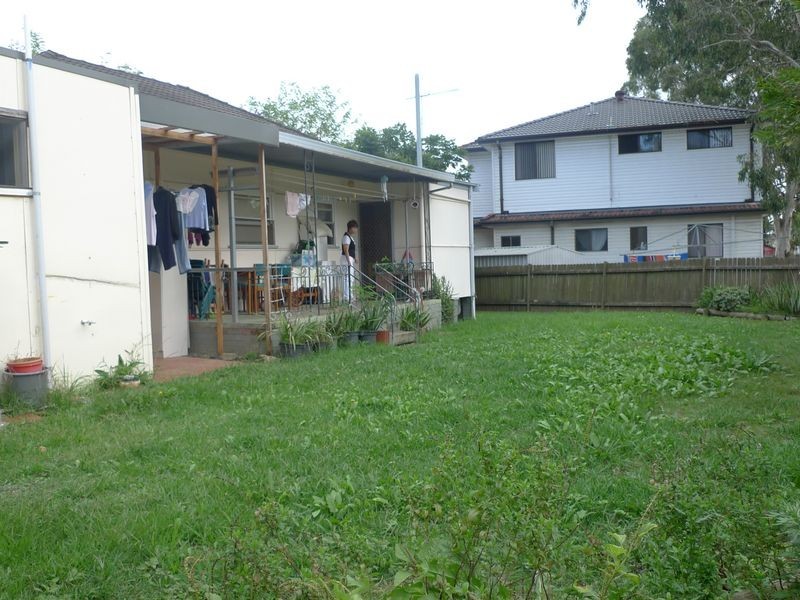 2 Harvey Place, Toongabbie NSW 2146