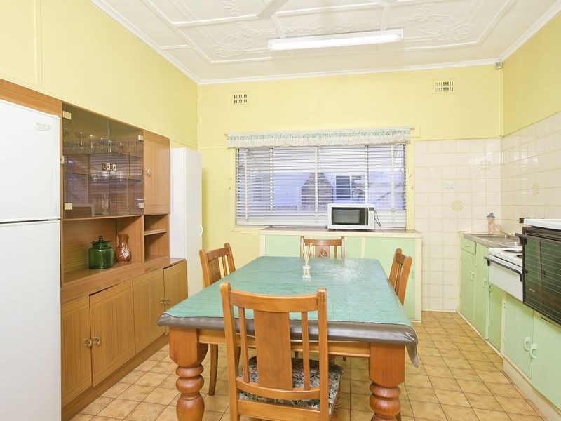 8 Barangaroo Road, Toongabbie NSW 2146