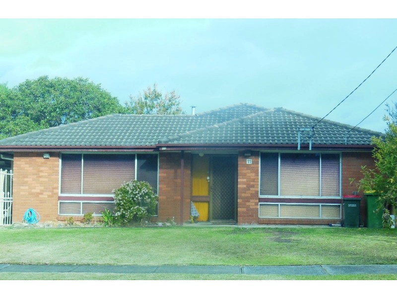 11 Woodlawn Drive, Toongabbie NSW 2146