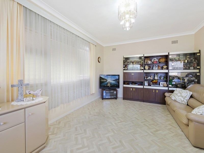 4 Andrews Avenue, Toongabbie NSW 2146