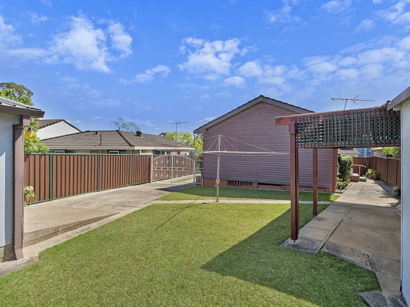 4 Andrews Avenue, Toongabbie NSW 2146
