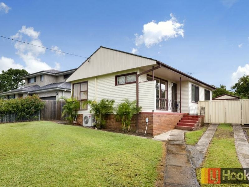 8 Henson Street, Toongabbie NSW 2146