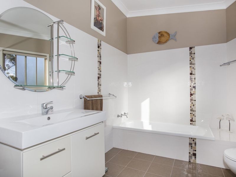 50 Ross Avenue, Narrawallee NSW 2539