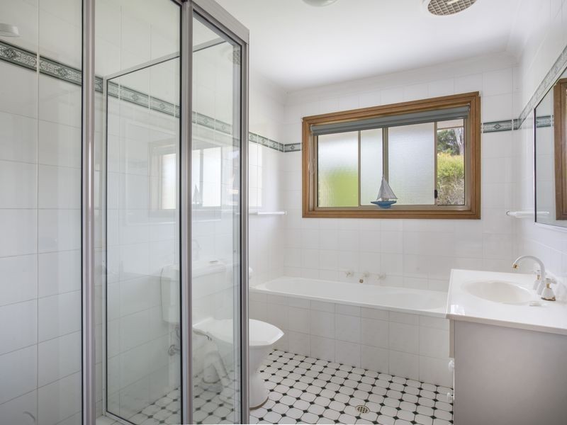 11 Booth Avenue, Narrawallee NSW 2539