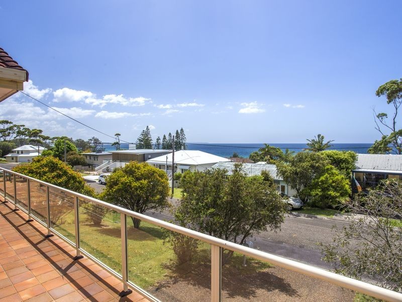 11 Booth Avenue, Narrawallee NSW 2539