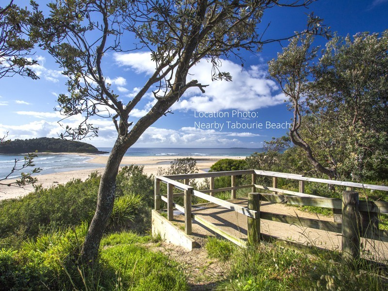 47 River Road, Lake Tabourie NSW 2539