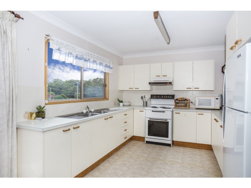 11 Treetops Crescent, Mollymook Beach NSW 2539