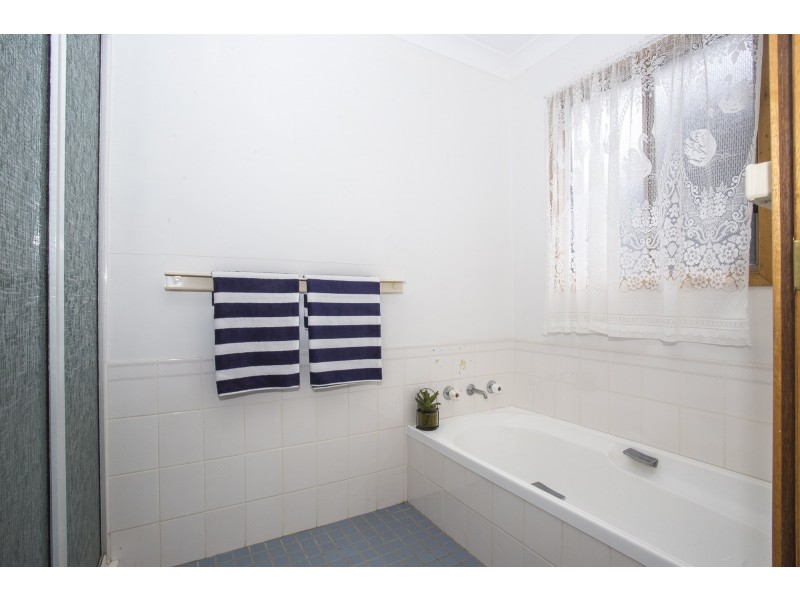 11 Treetops Crescent, Mollymook Beach NSW 2539