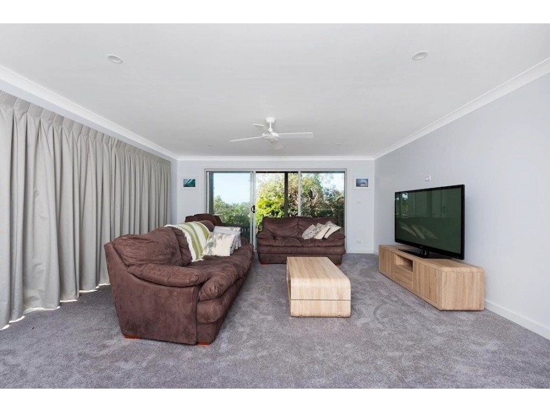 6 Seascape Close, Narrawallee NSW 2539
