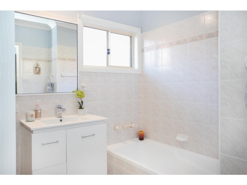 33 Leo Drive, Narrawallee NSW 2539