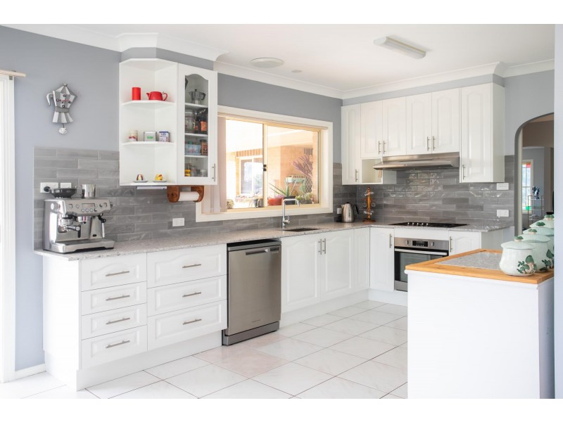 33 Leo Drive, Narrawallee NSW 2539