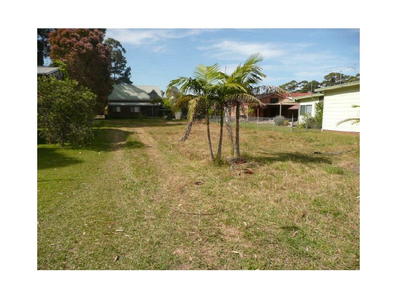 12 Beach Street, Lake Tabourie NSW 2539