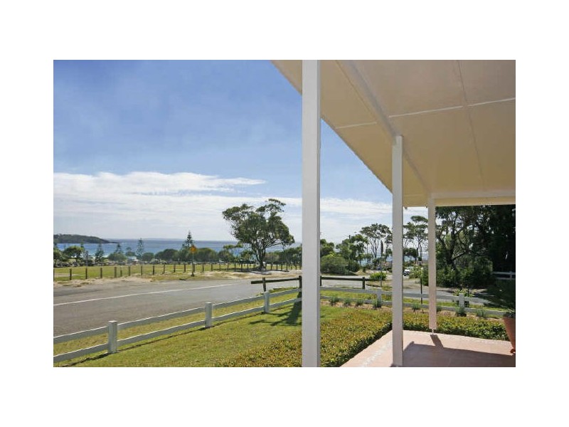 1 Davies Street, Mollymook NSW 2539