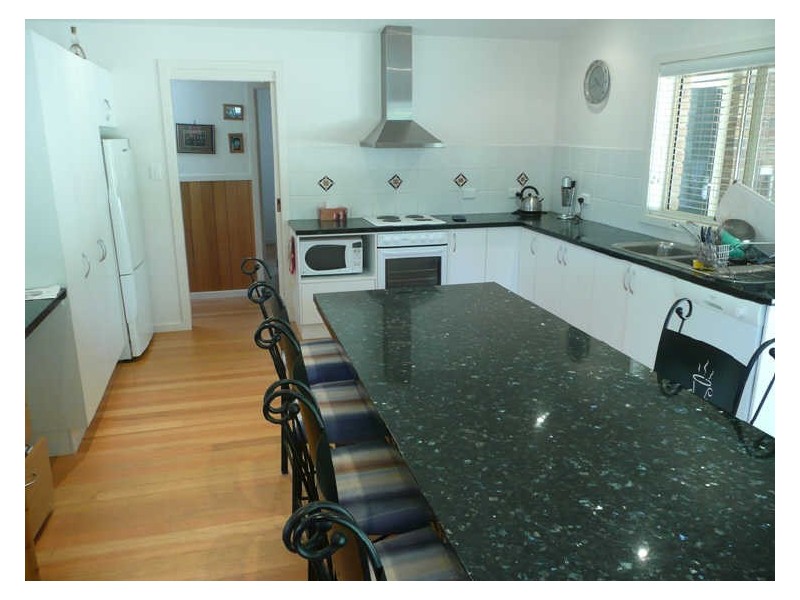 21 Beach Street, Lake Tabourie NSW 2539