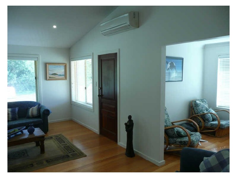 21 Beach Street, Lake Tabourie NSW 2539
