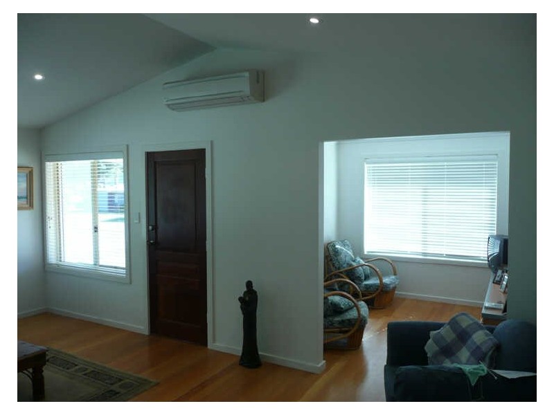 21 Beach Street, Lake Tabourie NSW 2539
