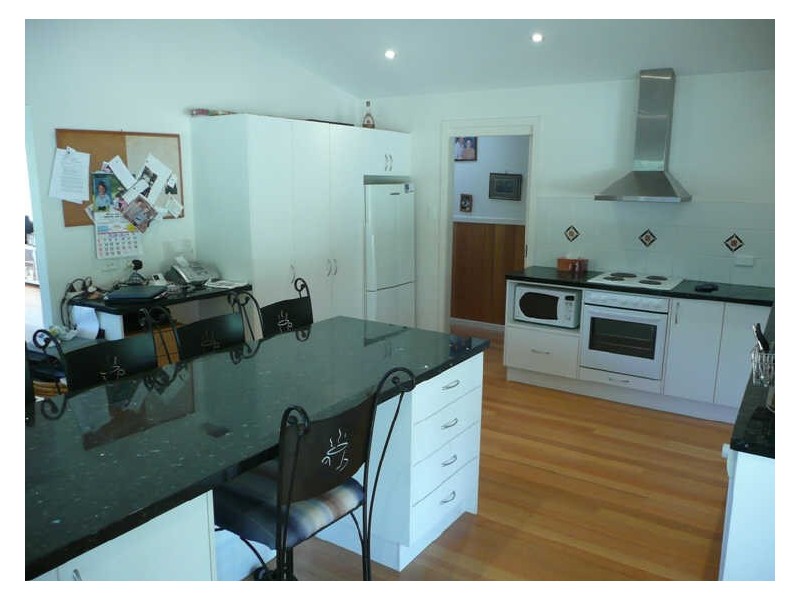21 Beach Street, Lake Tabourie NSW 2539
