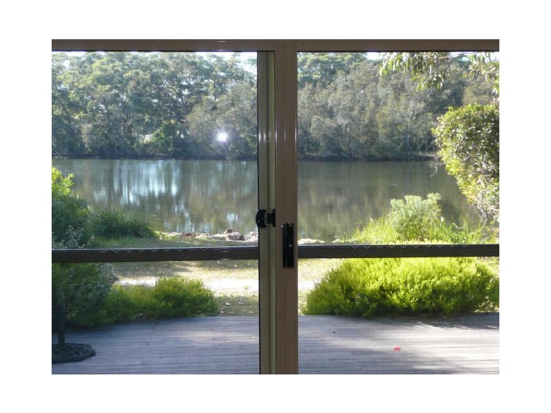 18 Centre St, Lake Tabourie NSW 2539