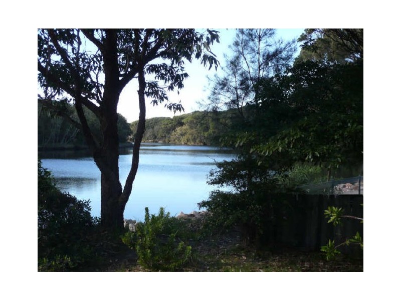 18 Centre St, Lake Tabourie NSW 2539