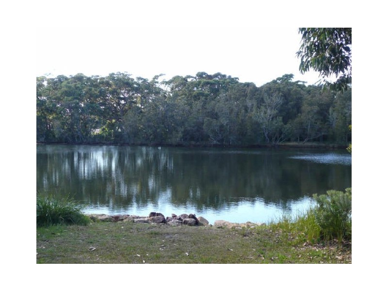 18 Centre St, Lake Tabourie NSW 2539