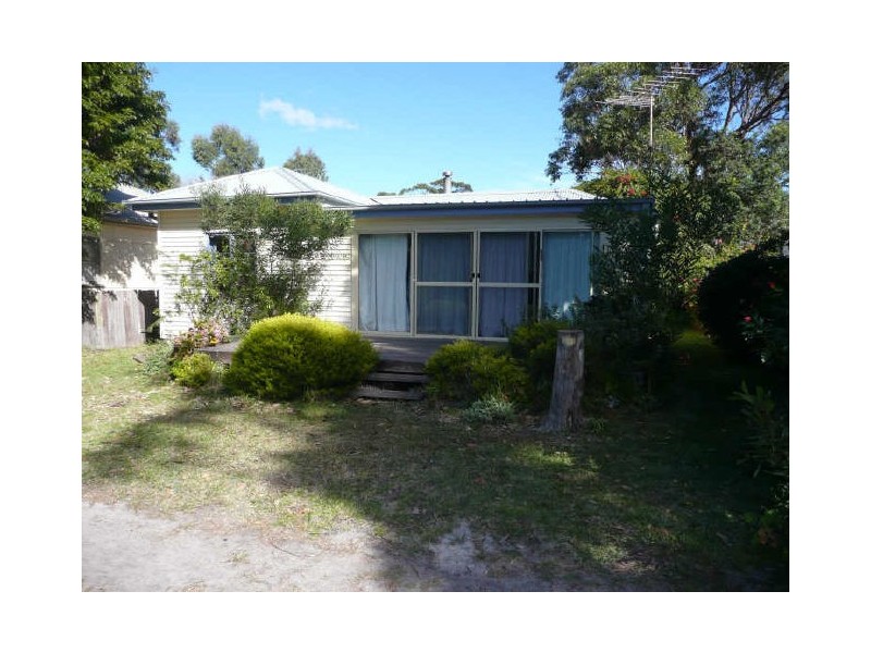 18 Centre St, Lake Tabourie NSW 2539