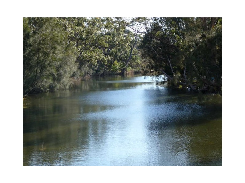 21 Oak Avenue, Lake Tabourie NSW 2539