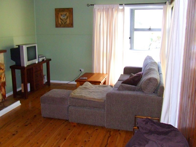 17 Beach Street, Lake Tabourie NSW 2539